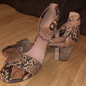 STYLISH SNAKE PATTERN HEELS